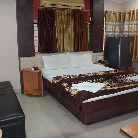 Starline Hotel Агартала Экстерьер фото