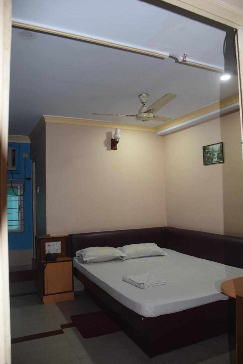 Starline Hotel Агартала Экстерьер фото