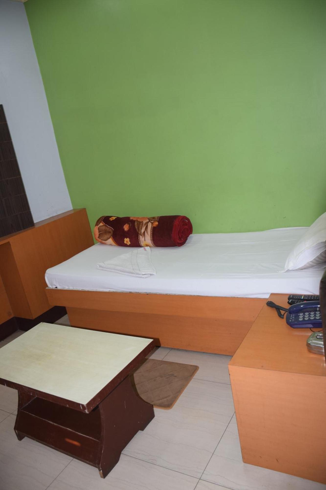 Starline Hotel Агартала Экстерьер фото